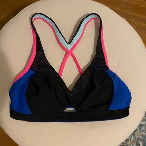NIKE women’s sporty bathing suit top